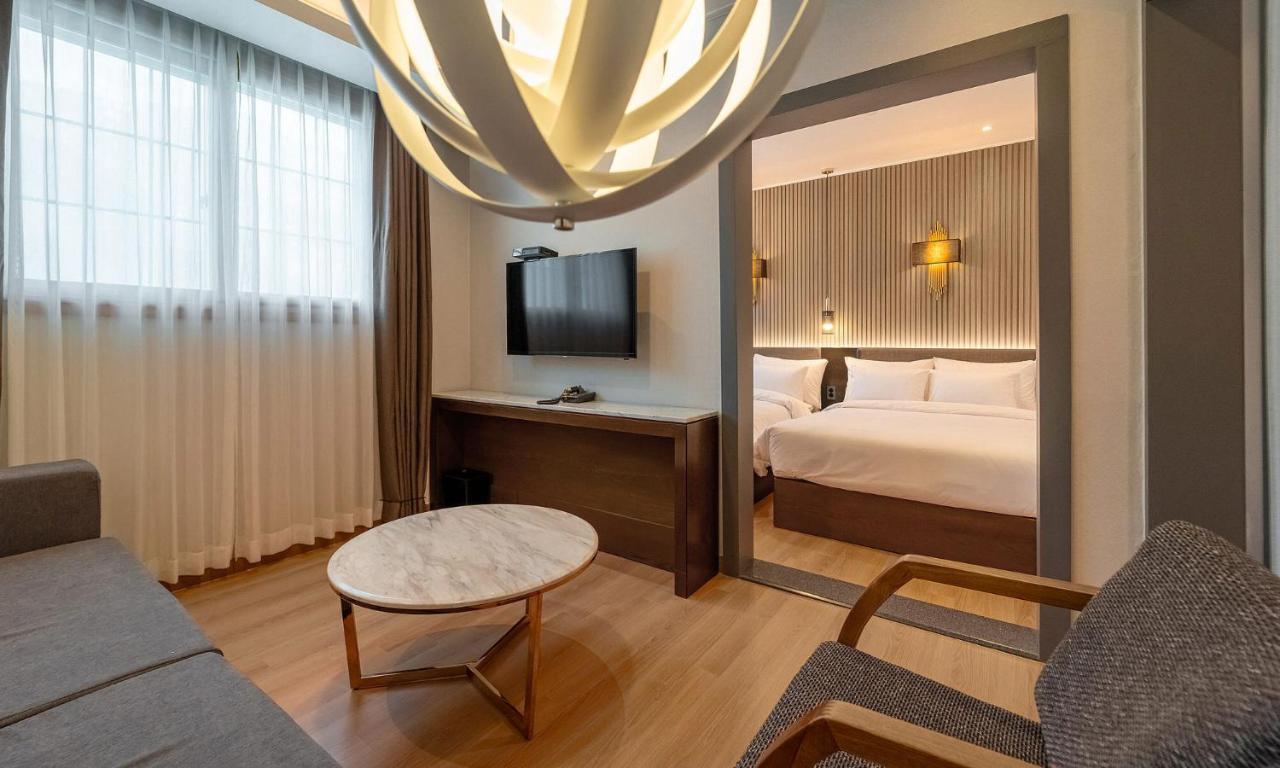 גאוז'ה Stubborn Hotel מראה חיצוני תמונה