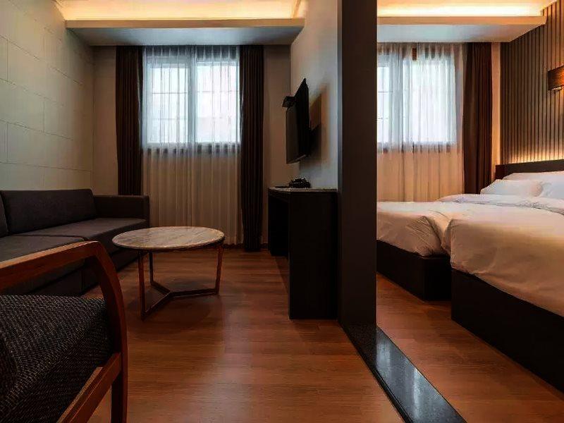 גאוז'ה Stubborn Hotel מראה חיצוני תמונה